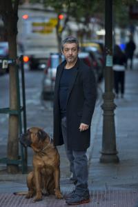 Ricardo Darín y Troilo en un fotograma de Truman. 