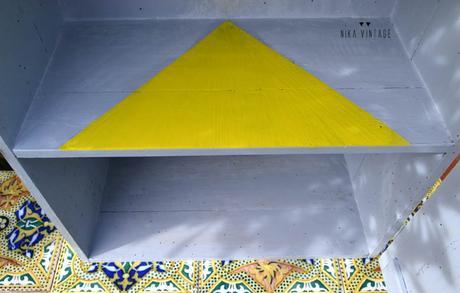 Diy y transformacion de una vieja caja de madera en una bonita mesilla estanteria de noche en color amarillo, para desafio color