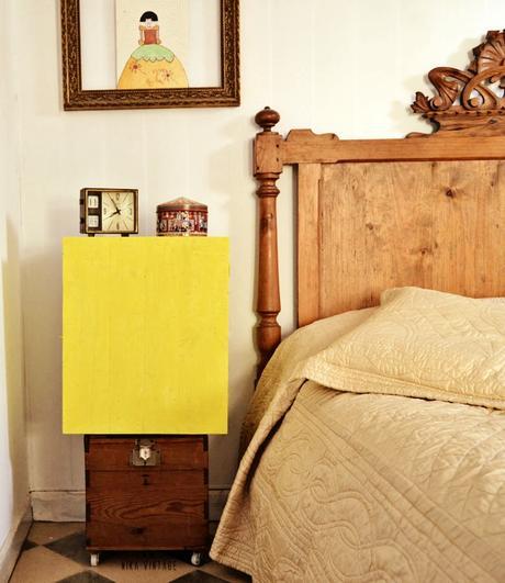 Diy y transformacion de una vieja caja de madera en una bonita mesilla estanteria de noche en color amarillo, para desafio color