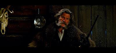 La cara de pocos amigos le viene de serie a John.