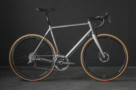 Twin Six lanza dos bicicletas fabricados en titanio: Standard Ti Road y Ti Rando