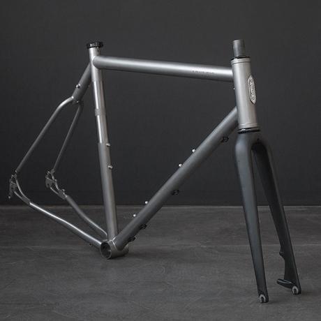 Twin Six lanza dos bicicletas fabricados en titanio: Standard Ti Road y Ti Rando