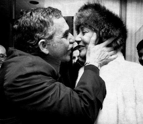 Gabriel García Márquez besando a su esposa Mercedes Barcha