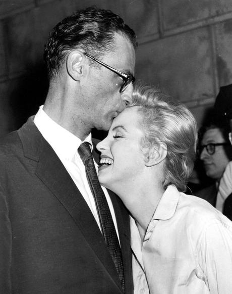 Arthur Miller besando a Marilyn Monroe