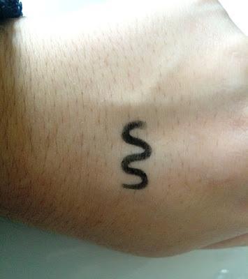 Stage Line: base de maquillaje y eye liner Stage Line: base de maquillaje y eye liner