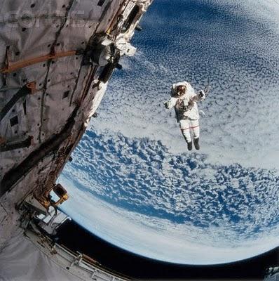 ¿Cómo NASA rescataría un astronauta a la deriva en el espacio?