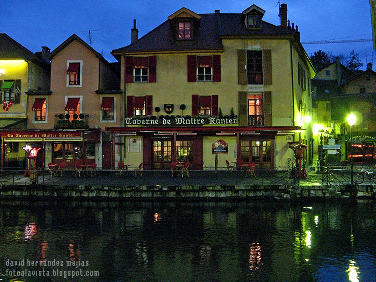 Vista nocturna de un edificio de Annecy, Francia tras uno de los canales que recorren el pueblo