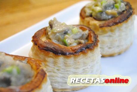 Volovanes rellenos con hongos, ajos tiernos y gambas - Recetas de cocina RECETASonline