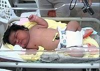 Una recién nacida de 7,1 kilos