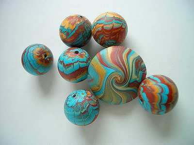 Juguetes Caseros y Ecológicos: Cuentas, abalorios y figuras recortadas