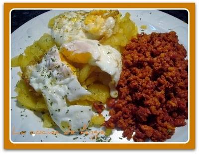 HUEVOS ROTOS CON PICADILLO