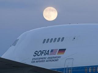 Fotografía del avión 747SP que carga al telescopio SOFIA, obtenida el 22 de octubre de 2010