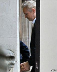 Julian Assange en libertad bajo fianza dijo que espera demostrar su inocencia (+ video)