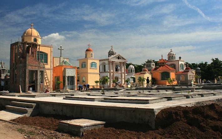Cronica Visual del Día de los Muertos: Los narco mausoleos de Culiacán