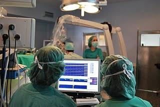 El Hospital Regional de Málaga supera las 500 cirugías con una técnica compleja que evalúa el sistema nervioso durante la intervención