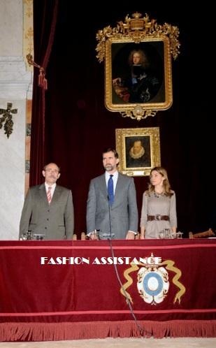 Los Príncipes de Asturias en La Real Academia de La Lengua. El look de Dña. Letizia