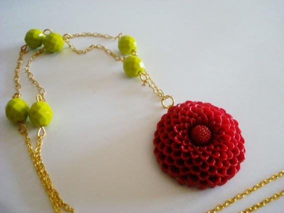 COLLAR ROJO Y VERDE OLIVA CRISANTEMO