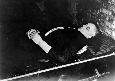 La infamia interesada y la defenestración. El desastre de un pueblo y la tragedia de un cineasta.