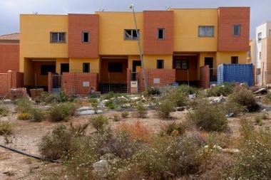 Coastal Southeast Spain Real-Estate Bubble Bursts ALMERIA, SPAIN - APRIL 04: Unfinished houses stand amid recently finished ones in the newly contructed Viator suburb on April 4, 2009 in the coastal town of Almeria, southeast Spain. Before the real estate bubble burst, Almeria and it's province where booming. During the recent downturn in Spain's economy, regions which are heavily dependent on residential construction and real estate have seen unemployment levels soar. The province of Almeria currently has one of Spain's highest unemployment rates at almost 25 per cent against a nationwide figure of around 13.9 percent. (Photo by Jasper Juinen/Getty Images)