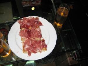 Pan de cristal con tomate de la boquería y jamón de reserva