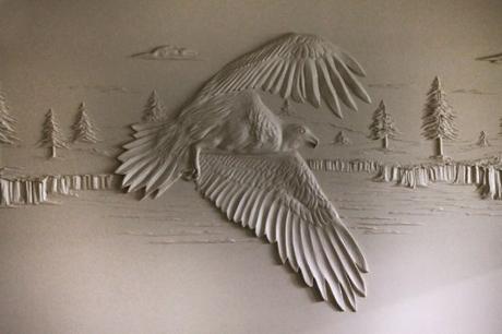 BERNIE MITCHELL, ESCULPIENDO EN YESO