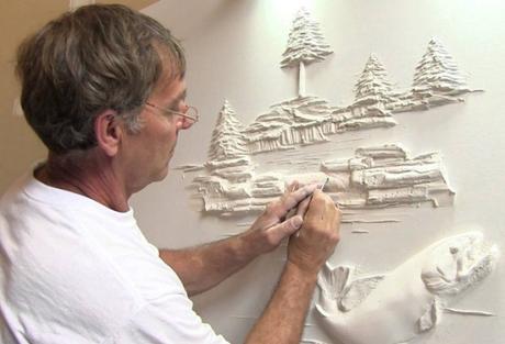 BERNIE MITCHELL, ESCULPIENDO EN YESO