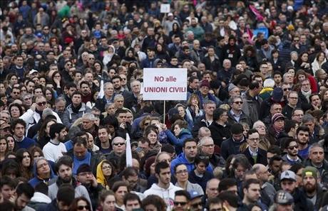 ITALIA SE MOVILIZA CONTRA LAS UNIONES CIVILES