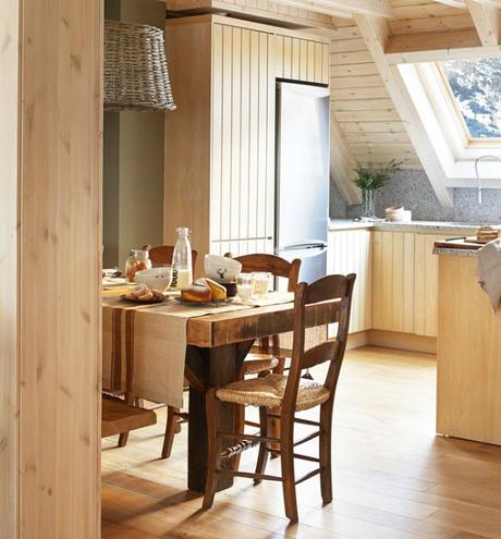 Una cabaña acogedora en la nieve