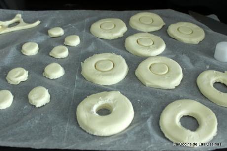 Rosquillas de Hojaldre con Crema y Glaseado de Naranja
