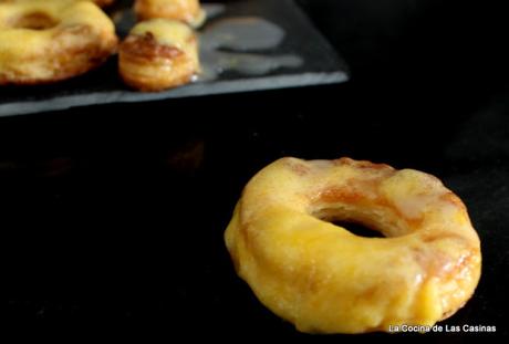 Rosquillas de Hojaldre con Crema y Glaseado de Naranja