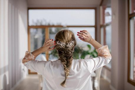 Una boda de invierno en Barcelona trenza de espiga novia www.bodasdecuento.com
