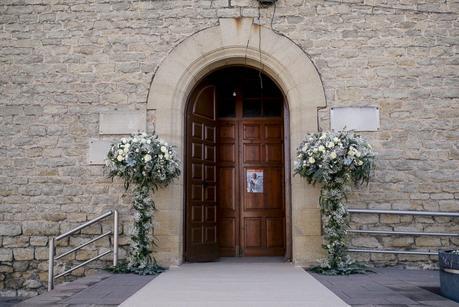 Una boda de invierno en Barcelona decoración entrada iglesia www.bodasdecuento.com