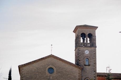 Una boda de invierno en Barcelona ceremonia iglesia www.bodasdecuento.com