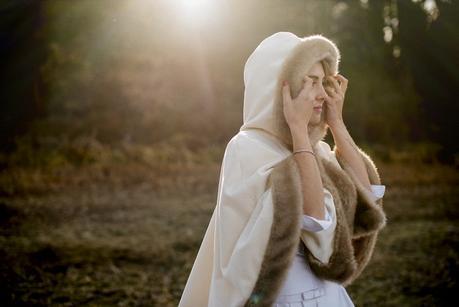 Una boda de invierno en Barcelona novia de invierno con capa www.bodasdecuento.com