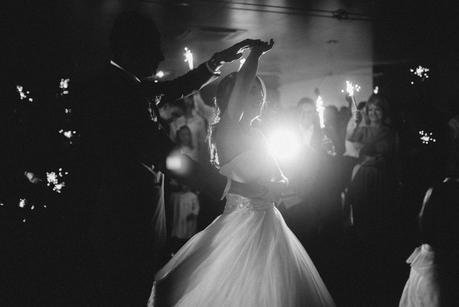 Una boda de invierno en Barcelona baile novios boda www.bodasdecuento.com