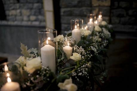 Una boda de invierno en Barcelona decoración velas iglesia boda www.bodasdecuento.com