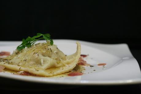 Ravioloni Rellenos de Burrata, Speck y Boletus con Salsa Beurre Noisette