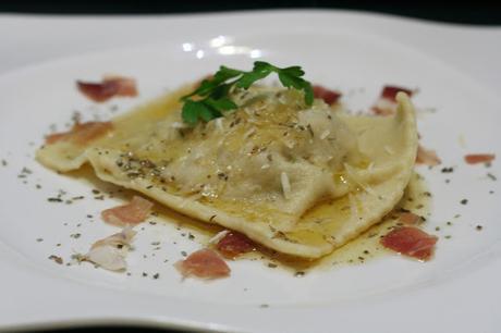 Ravioloni Rellenos de Burrata, Speck y Boletus con Salsa Beurre Noisette