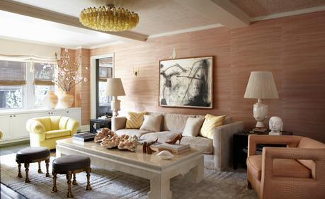 EL SALON: El papel de la pared es De Gournay (magníficas colecciones, merece la pena verlo), la lámpara de araña es de Murano, la alfombra es de Mansour Modern. Cojines geométricos, mesa de mármol y patas doradas de los taburetes vintage son tendencia este año. 