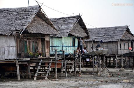 Casas cerca del puerto de Riung
