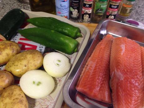 salmón, albahaca, pimientos, cebolla, ajo, especies, calabacín, patatas, salmón especiado con revuelto variado, blog de cocina, solo yo, blog solo yo, 