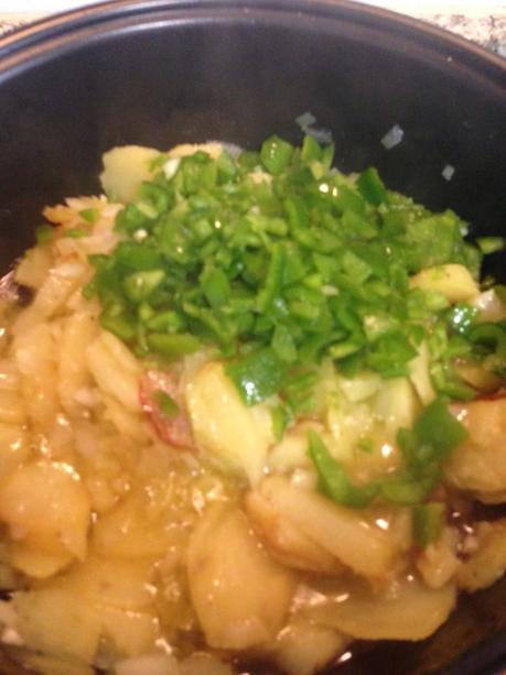 salmón, albahaca, pimientos, cebolla, ajo, especies, calabacín, patatas, salmón especiado con revuelto variado, blog de cocina, solo yo, blog solo yo, 