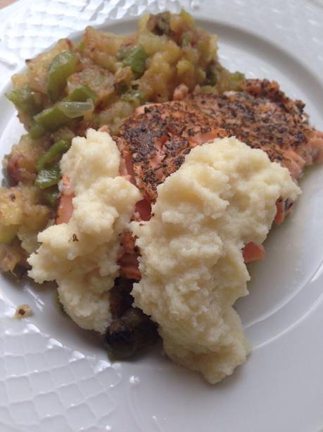 salmón, albahaca, pimientos, cebolla, ajo, especies, calabacín, patatas, salmón especiado con revuelto variado, blog de cocina, solo yo, blog solo yo, 