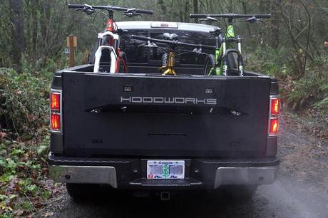 Un interesante accesorio para transportar bicicletas a la montaña es la GearGate de Hoodworks