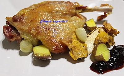 Fácil confit de pato con verduras y salsa de frutos del bosque