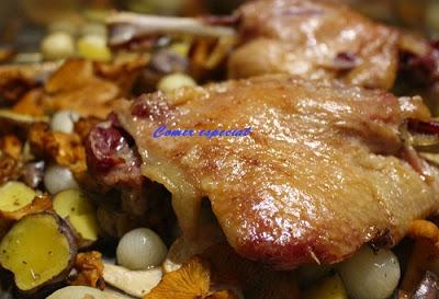 Fácil confit de pato con verduras y salsa de frutos del bosque