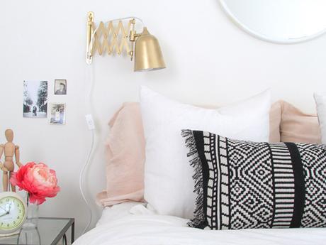 Sencillez y estilo LOW COST en un dormitorio con toques DORADOS!