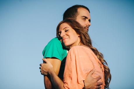 abrazo-pareja-sesion-zaragoza