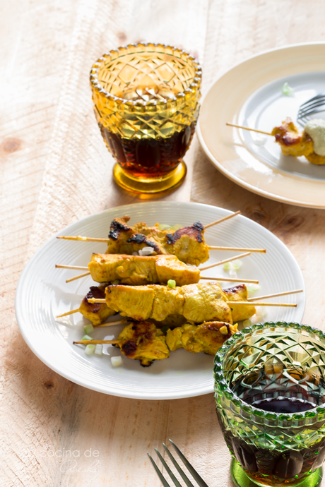 Brochetas de pollo marinado con mahonesa de aguacate