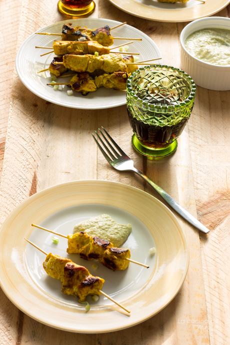 Brochetas de pollo marinado con mahonesa de aguacate